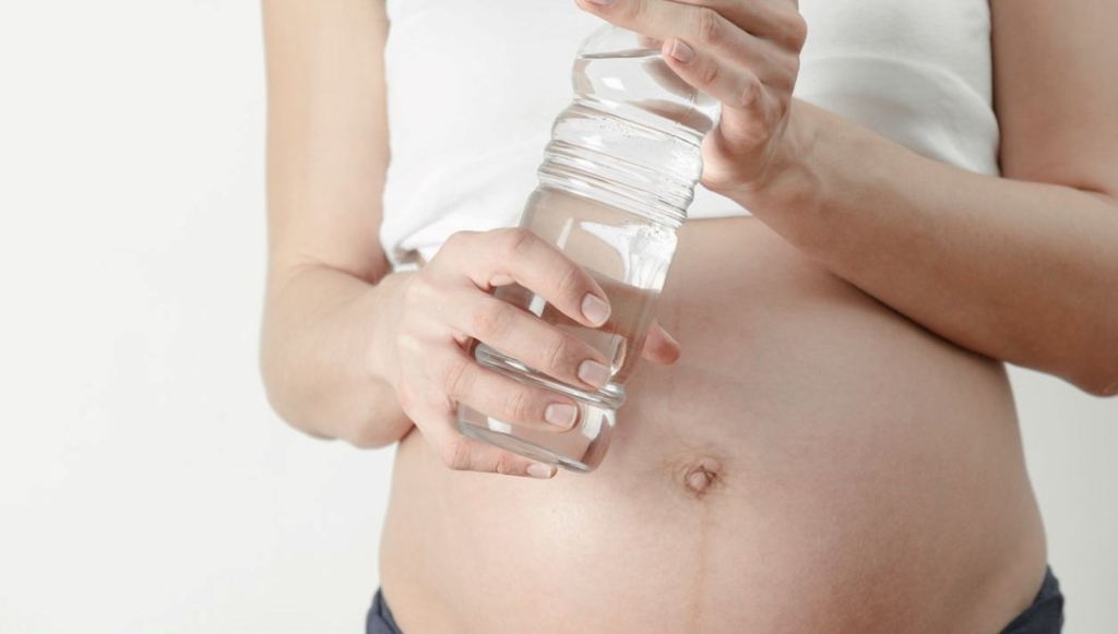 hamilelere-pet-sise-uyarisi:-plastikler-fetusun-organlarina-ulasabiliyor