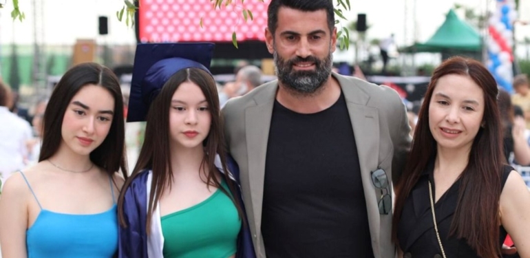 Volkan Demirel, depremde hayatını kaybeden Taner Savut’un kızının mezuniyet törenine katıldı